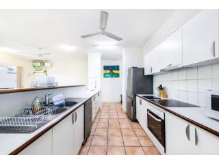 ZEN FORESHORE Cozy 2-BR, 2-BA Holiday Home + Pool Apartment, Nightcliff - 1
