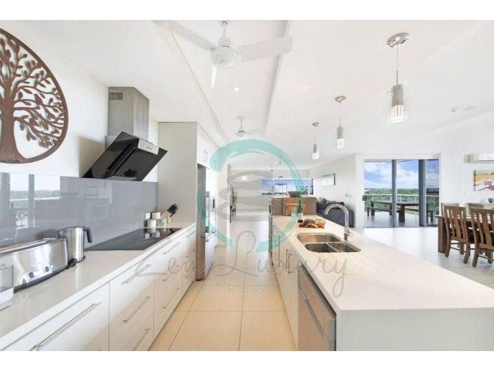 ZEN LUXURY: 2-Story 4-BR Penthouse in Darwin City with Mindal Markets & Harbour Views Apartment, Darwin - imaginea 2