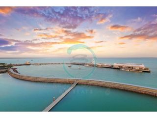 ZEN POINT PENTHOUSE 3-BR Executive W/front Retreat Apartment, Darwin - 1