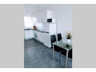 Zig Zag at Henley ~ BEACH ~ DINING ~ WiFi ~Airport Apartment, Henley Beach South - 1