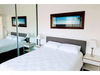 Zig Zag at Henley ~ BEACH ~ DINING ~ WiFi ~Airport Apartment, Henley Beach South - 3